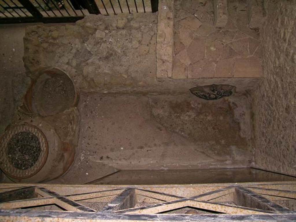 V.6, Herculaneum. June 2006. Looking west from upper floor. Photo courtesy of Nicolas Monteix.